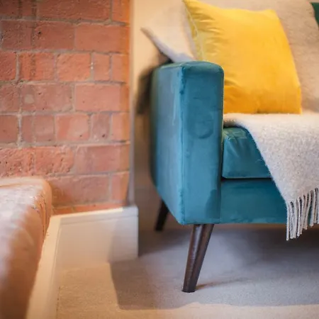 Riverside Close To Centre