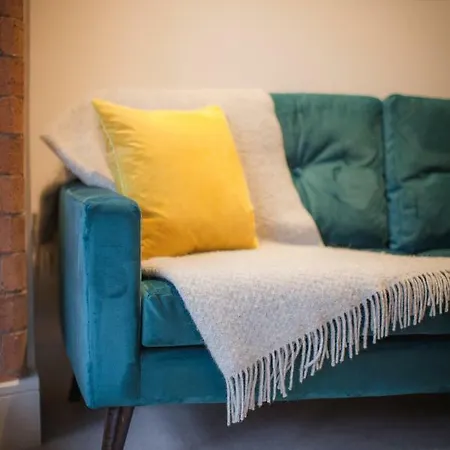 Riverside Close To Centre