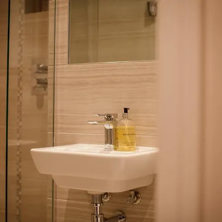 Riverside Close To Centre Apartment