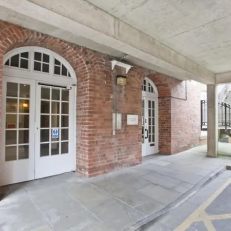 Riverside Close To Centre *