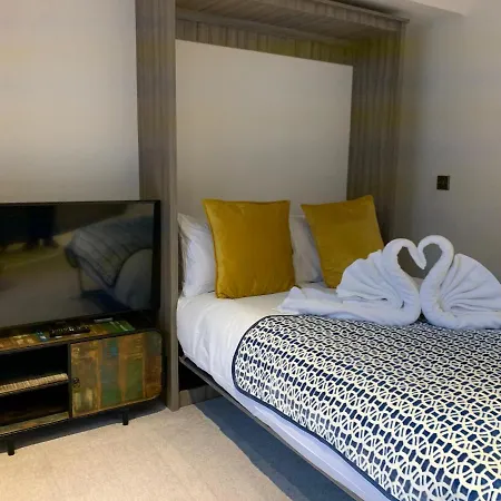 Riverside Close To Centre Apartment *