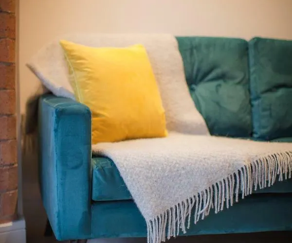 Riverside Close To Centre