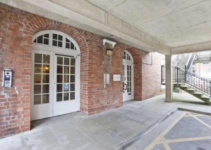 Riverside Close To Centre *