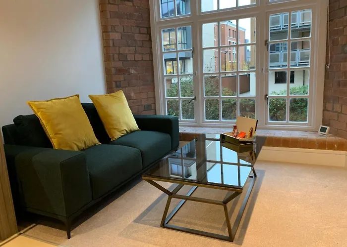 Riverside Close To Centre *